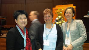 Ministerin Katrin Altpeter mit Karlin Stark und Brigitte Joggerst bei der Eröffnung