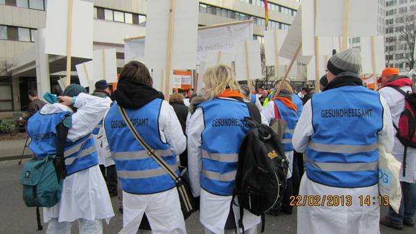 Mit Aufdruck Gesundheitsamt auf dem Rücken